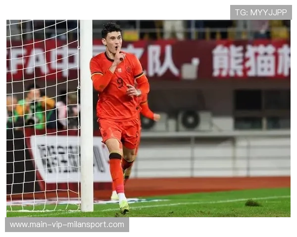 成都蓉城拜合拉木禁区外起脚，皮球直奔网角